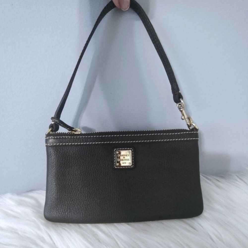 Dooney & Bourke leather pochette shoulder bag EUC
